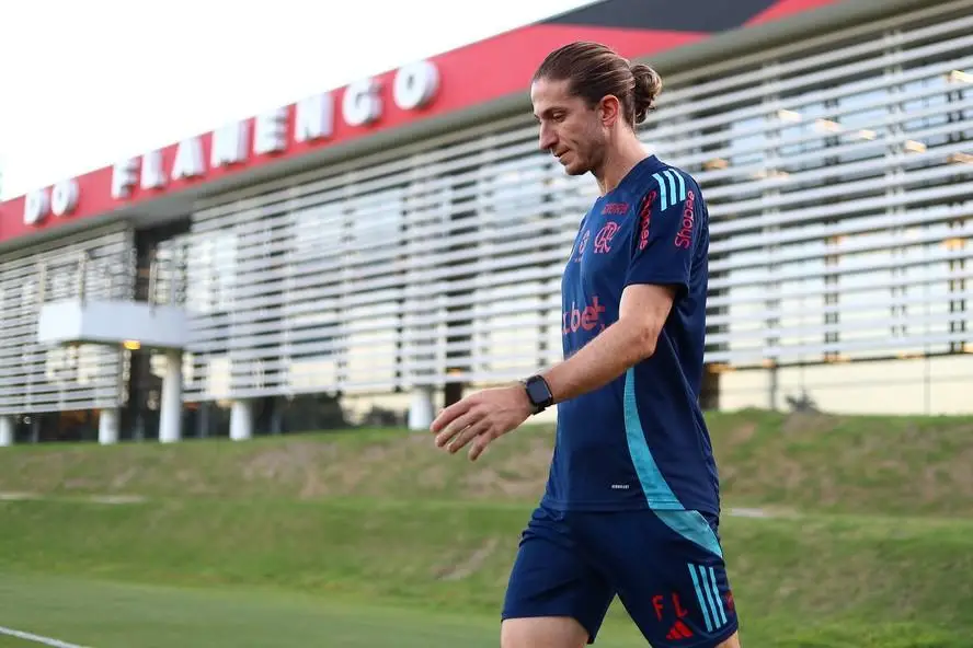Filipe Luís antes de treino no Flamengo no Ninho do Urubu