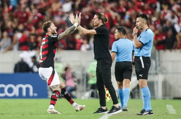 Filipe Luís e Léo Pereira (Foto: Gilvan de Souza / Flamengo)