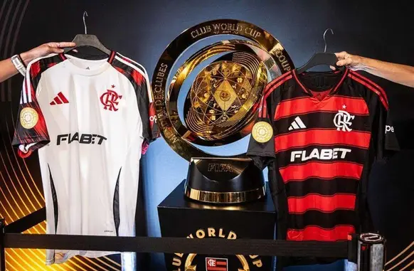 Flamengo recebe o troféu do Mundial de Clubes (Foto: Hermes de Paula/ Flamengo)