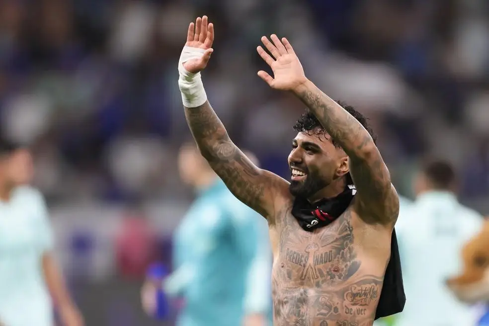 Gabigol comemora após o jogo com uma camisa do Flamengo no pescoço