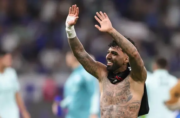 Gabigol comemora após o jogo com uma camisa do Flamengo no pescoço (Foto: Gilson Lobo/AGIF)