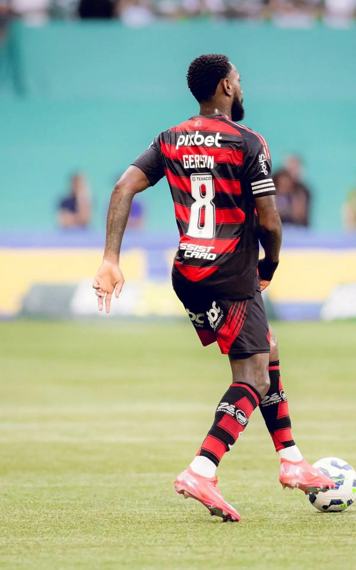 Gerson em ação no jogo entre Palmeiras e Flamengo