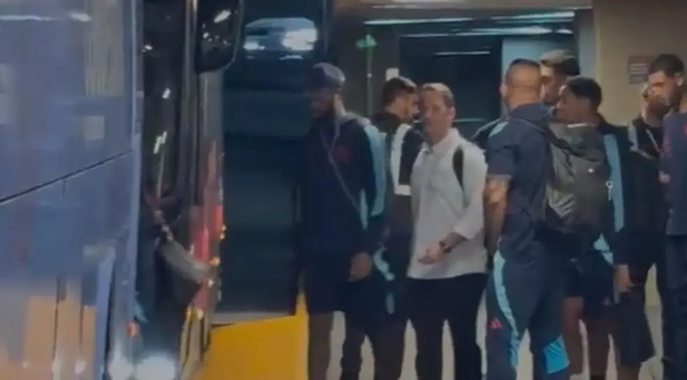 Gerson em desembarque do Flamengo no Galeão