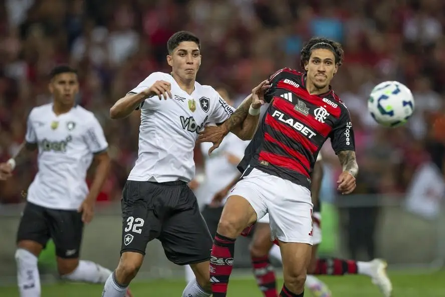 Jair e Pedro disputam bola em Flamengo 0 x 0 Botafogo pelo Campeonato Brasileiro 2025