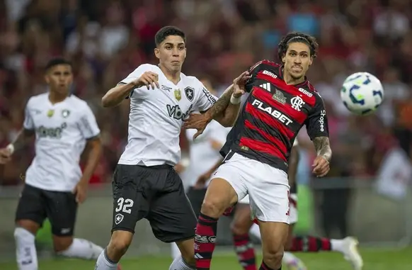 Jair e Pedro disputam bola em Flamengo 0 x 0 Botafogo pelo Campeonato Brasileiro 2025 (Foto: Guito Moreto)