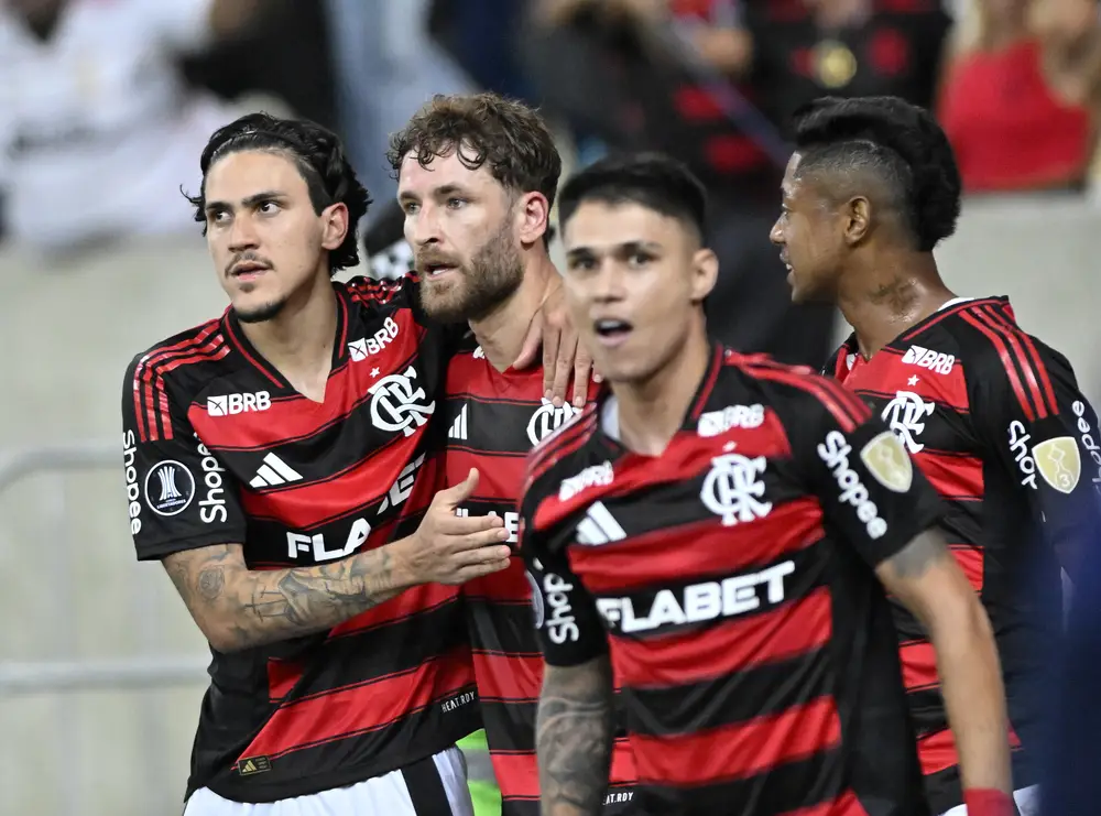 Jogadores do Flamengo comemoram gol de Léo Pereira contra o Deportivo Táchira