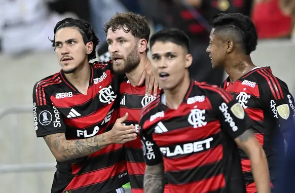 Jogadores do Flamengo comemoram gol de Léo Pereira contra o Deportivo Táchira (Foto: André Durão)