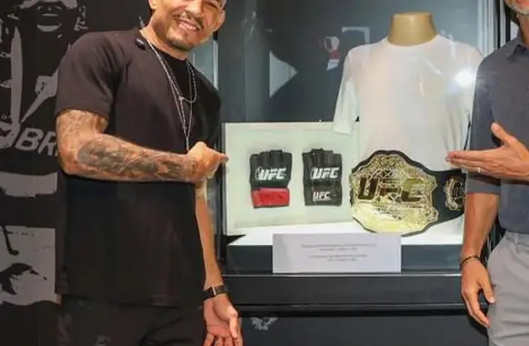 José Aldose se posiciona no local de sua homenagem ao lado de Diego Ribas (Foto: Reprodução/ Instagram do José Aldo)