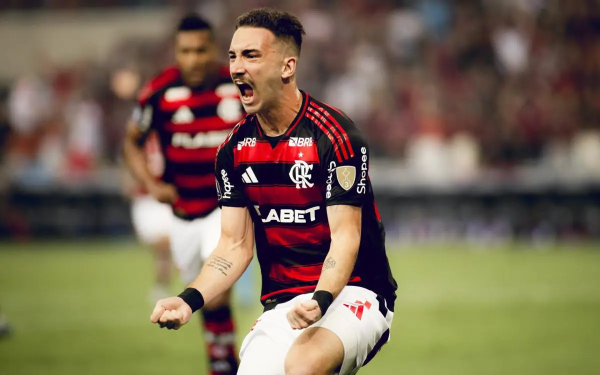 Léo Ortiz celebra gol marcado pelo Flamengo no Maracanã