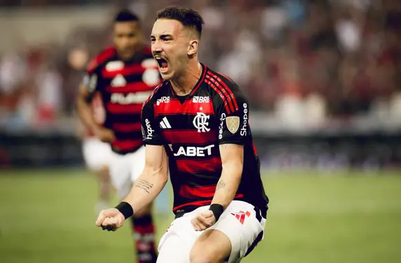 Léo Ortiz celebra gol marcado pelo Flamengo no Maracanã (Foto: Adriano Fontes / Flamengo)