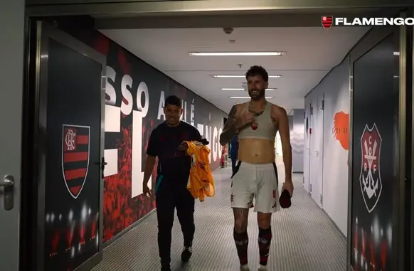 Léo Pereira no vestiário do Flamengo (Foto: Reprodução / FlamengoTV)