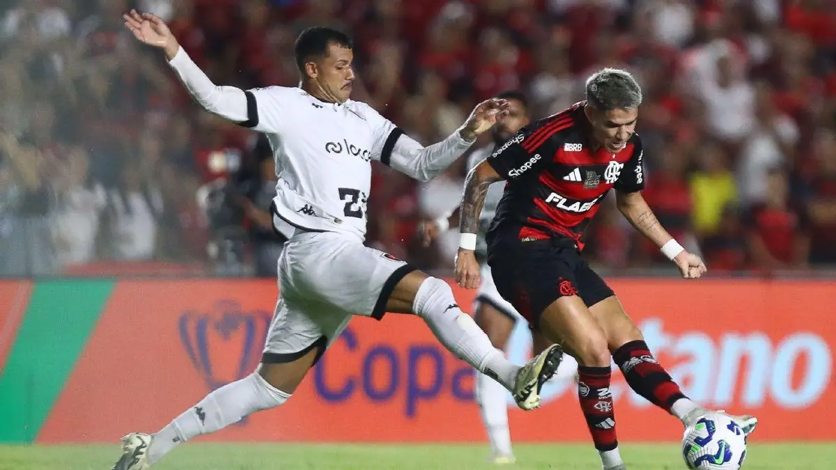Luiz Araújo, do Flamengo, durante partida contra o Botafogo-PB, em São Luís (MA), pela Copa do Brasil