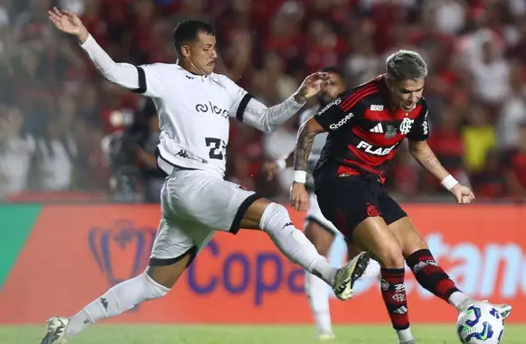 Luiz Araújo, do Flamengo, durante partida contra o Botafogo-PB, em São Luís (MA), pela Copa do Brasil (Foto: Gilvan de Souza/Flamengo)