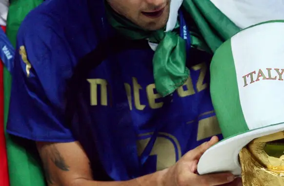 Marco Materazzi foi campeão do mundo pela Itália em 2006 (Foto: Odd Andersen / AFP)