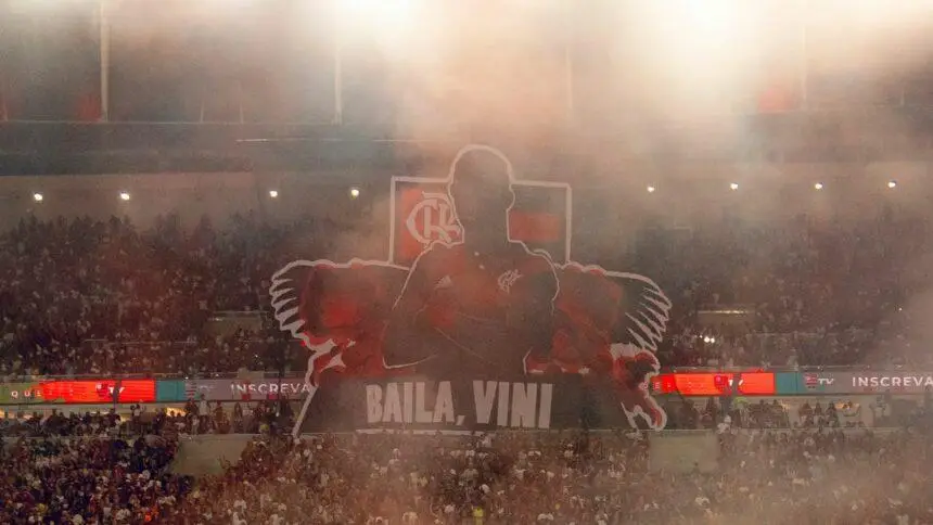 Mosaico baila Vini Jr