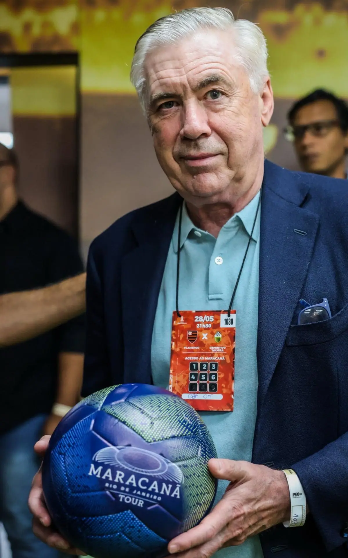 Novo técnico da seleção brasileira, Carlo Ancelotti esteve pela primeira vez no Maracanã
