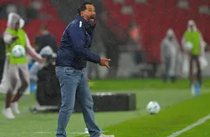 Pablo Sánchez jogou a pressão para o Flamengo em duelo no Maracanã (Foto: Rodrigo Bluendia / AFP)
