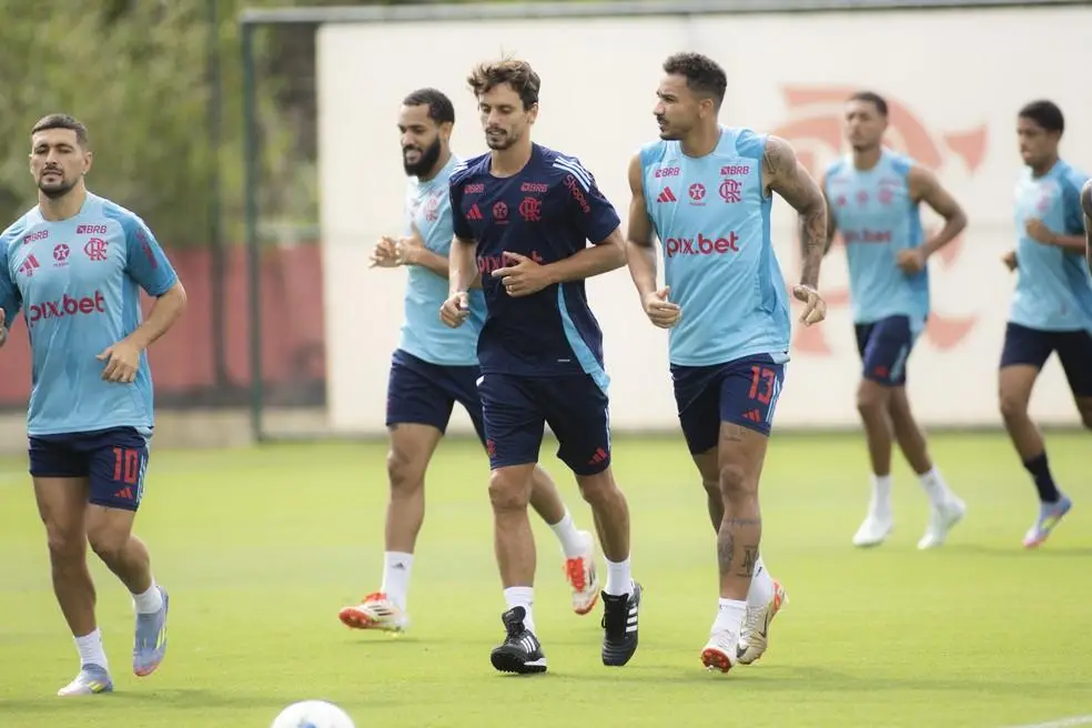 Rodrigo Caio corre com jogadores do Flamengo em primeiro treino como auxiliar