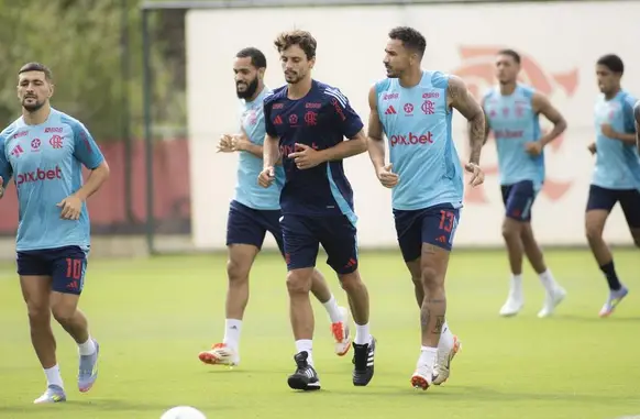 Rodrigo Caio corre com jogadores do Flamengo em primeiro treino como auxiliar (Foto: Adriano Fontes/Flamengo)