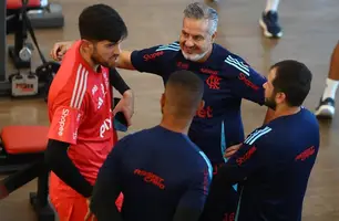 Rossi conversa com Boto no CT do Flamengo (Foto: Gilvan de Souza/Flamengo)