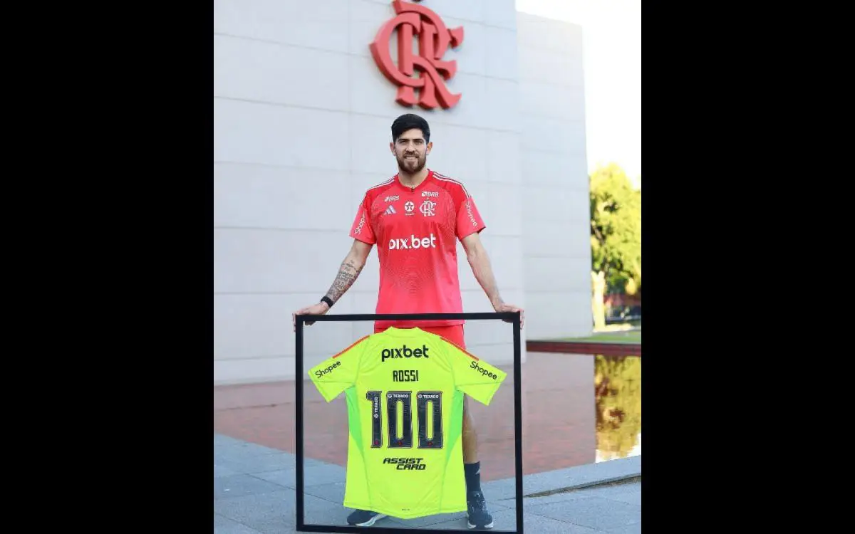 Rossi ganhou um quadro com uma camisa personalizada do Flamengo