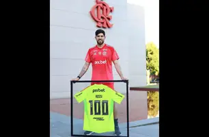 Rossi ganhou um quadro com uma camisa personalizada do Flamengo (Foto: Gilvan de Souza / Flamengo)