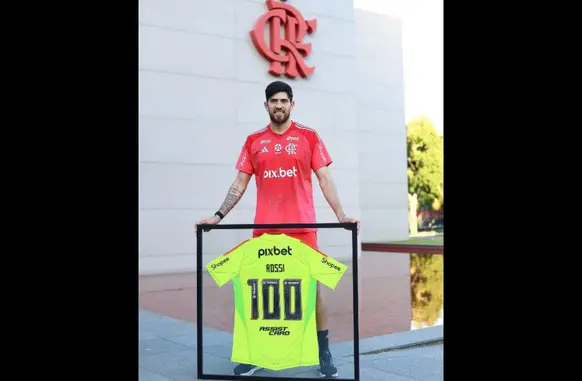 Rossi ganhou um quadro com uma camisa personalizada do Flamengo (Foto: Gilvan de Souza / Flamengo)