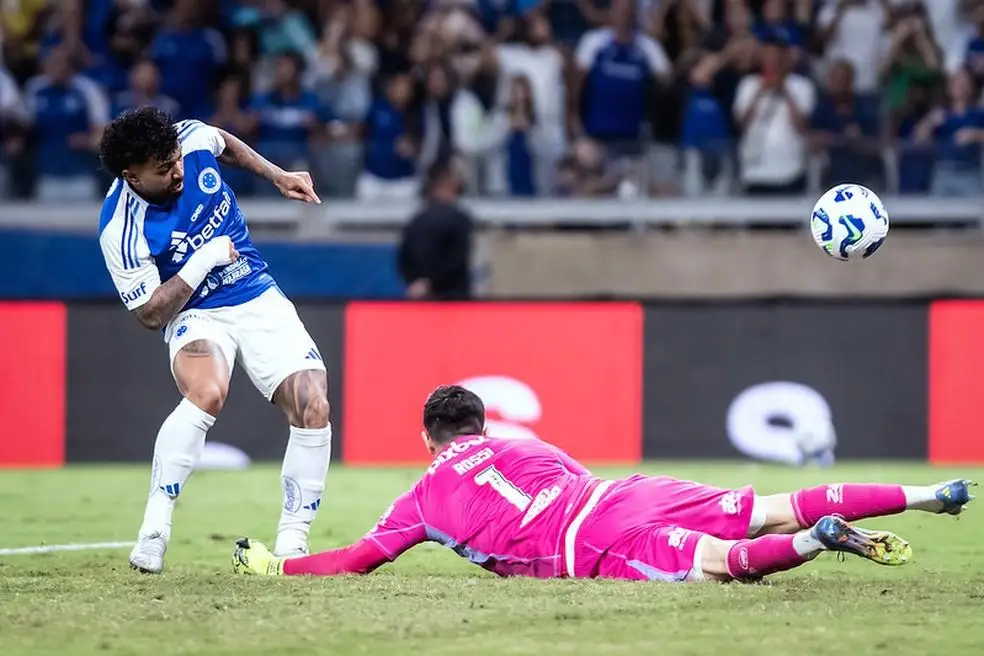Rossi sai nos pés de Gabigol em Cruzeiro x Flamengo