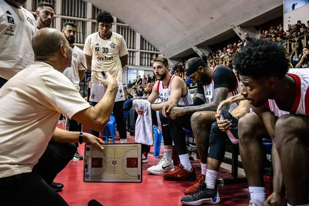 Técnico Sergio Hernández conversa com jogadores durante tempo técnico