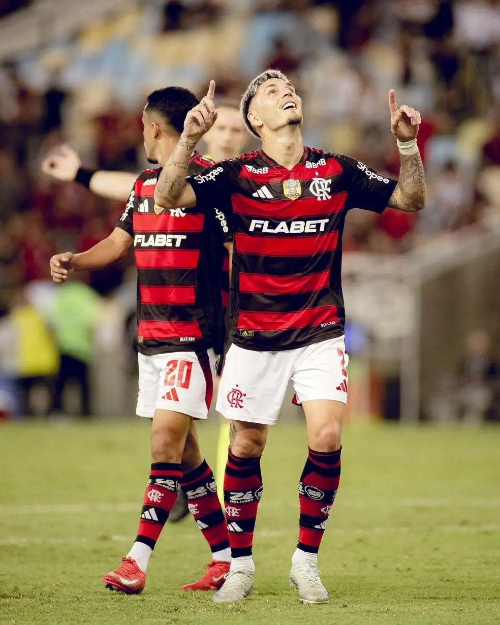 Varela comemora gol pelo Flamengo
