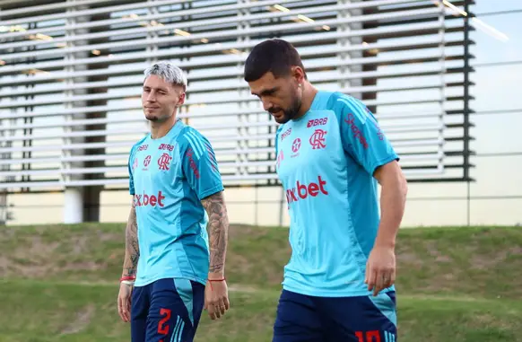 Varela e Arrascaeta no CT Ninho do Urubu (Foto: Gilvan de Souza / Flamengo)