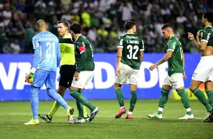 Weverton reclama com o árbitro Ramon Abatti Abel em Palmeiras x Flamengo (Foto: Marcos Ribolli)
