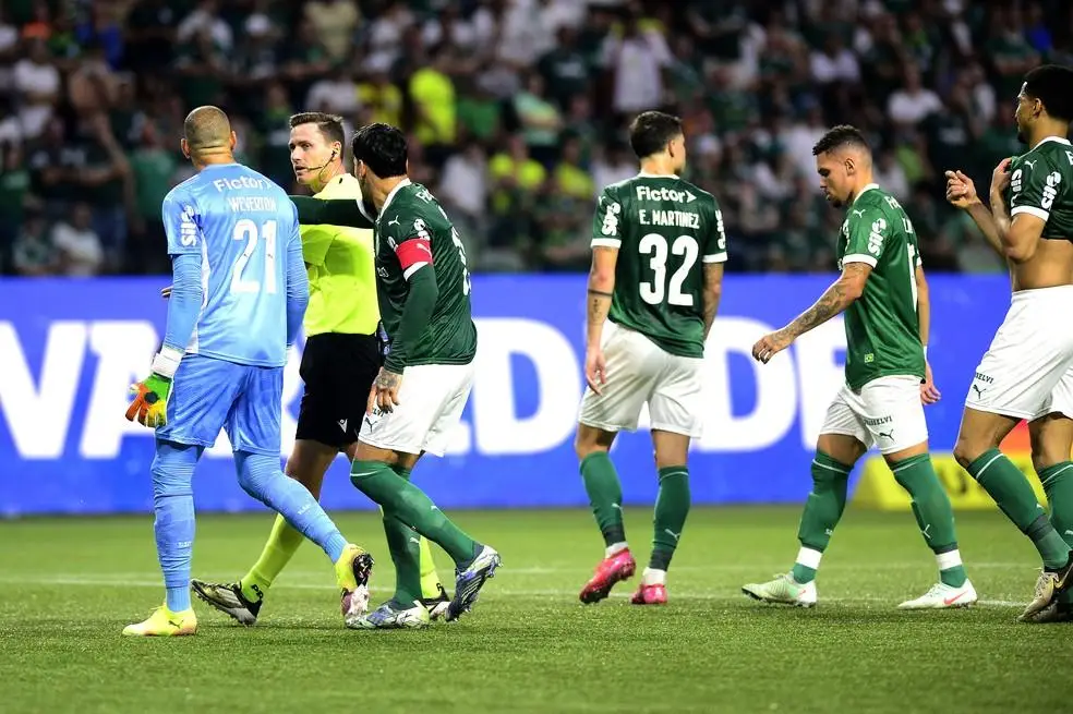 Weverton reclama com o árbitro Ramon Abatti Abel em Palmeiras x Flamengo