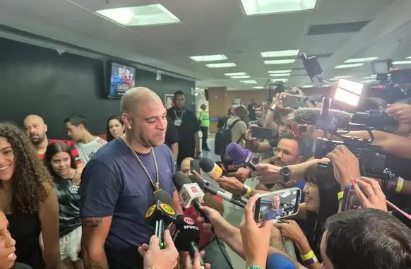Adriano em despedida no Maracanã (Foto: Ronald Lincoln/ge)