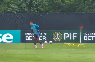 Alex Sandro em treinamento do Flamengo neste domingo (Foto: Thiago Lima / ge)