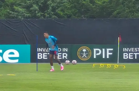 Alex Sandro em treinamento do Flamengo neste domingo (Foto: Thiago Lima / ge)