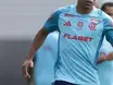Alex Sandro treina e reforça time do Flamengo para estreia no Mundial