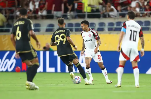 Allan em ação pelo Flamengo contra o Los Angeles FC (EUA) (Foto: Gilvan de Souza / Flamengo)