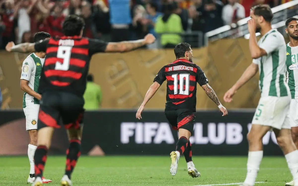 Arrascaeta celebra gol marcado pelo Flamengo sobre o Espérance (TUN)