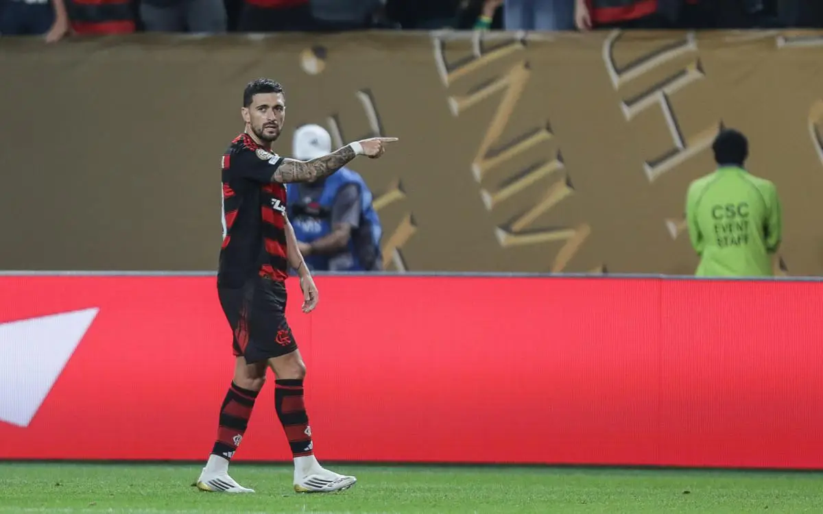 Arrascaeta celebra gol marcado pelo Flamengo sobre o Espérance (TUN)