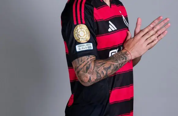 Arrascaeta com a camisa que será usada pelo Flamengo no Mundial (Foto: Divulgação)