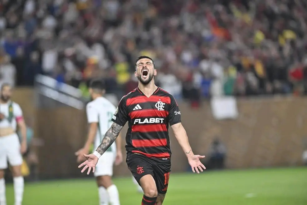Arrascaeta comemora gol em Flamengo x Espérance