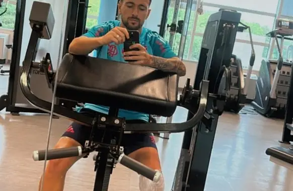 Arrascaeta, do Flamengo, posta foto com gelo no joelho direito (Foto: Reprodução / Instagram)