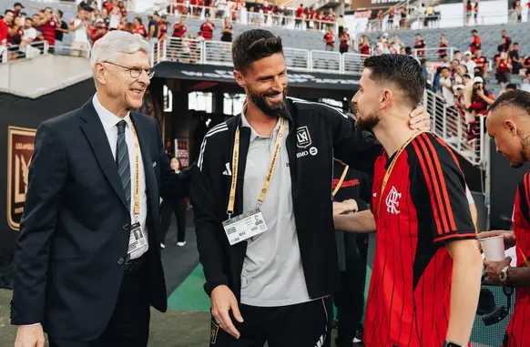 Arsène Wenger, Giroud e Jorginho antes de Los Angeles FC x Flamengo (Foto: Divulgação/Los Angeles FC)