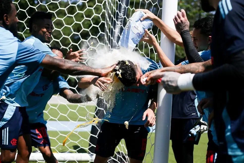 Ayrton Lucas leva ovada em treino do Flamengo