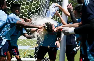 Ayrton Lucas leva ovada em treino do Flamengo (Foto: Gilvan de Souza/Flamengo)