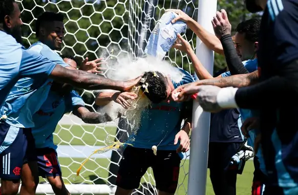 Ayrton Lucas leva ovada em treino do Flamengo (Foto: Gilvan de Souza/Flamengo)