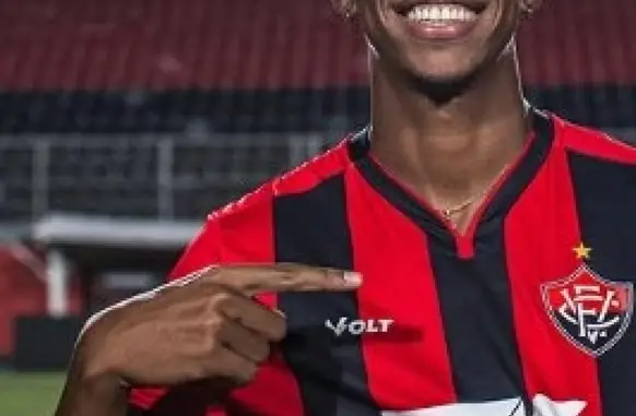 Carlinhos não conseguiu se destacar no Vitória (Foto: Divulgação / Vitória)