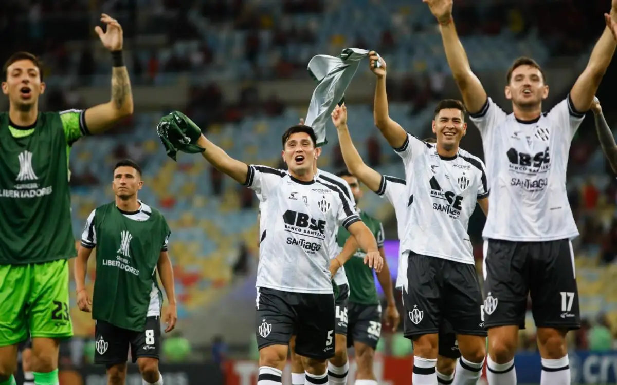 Comemoração dos jogadores do Central Córdoba após vitória no Maracanã