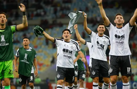 Comemoração dos jogadores do Central Córdoba após vitória no Maracanã (Foto: Divulgação/X @cacc_sde)